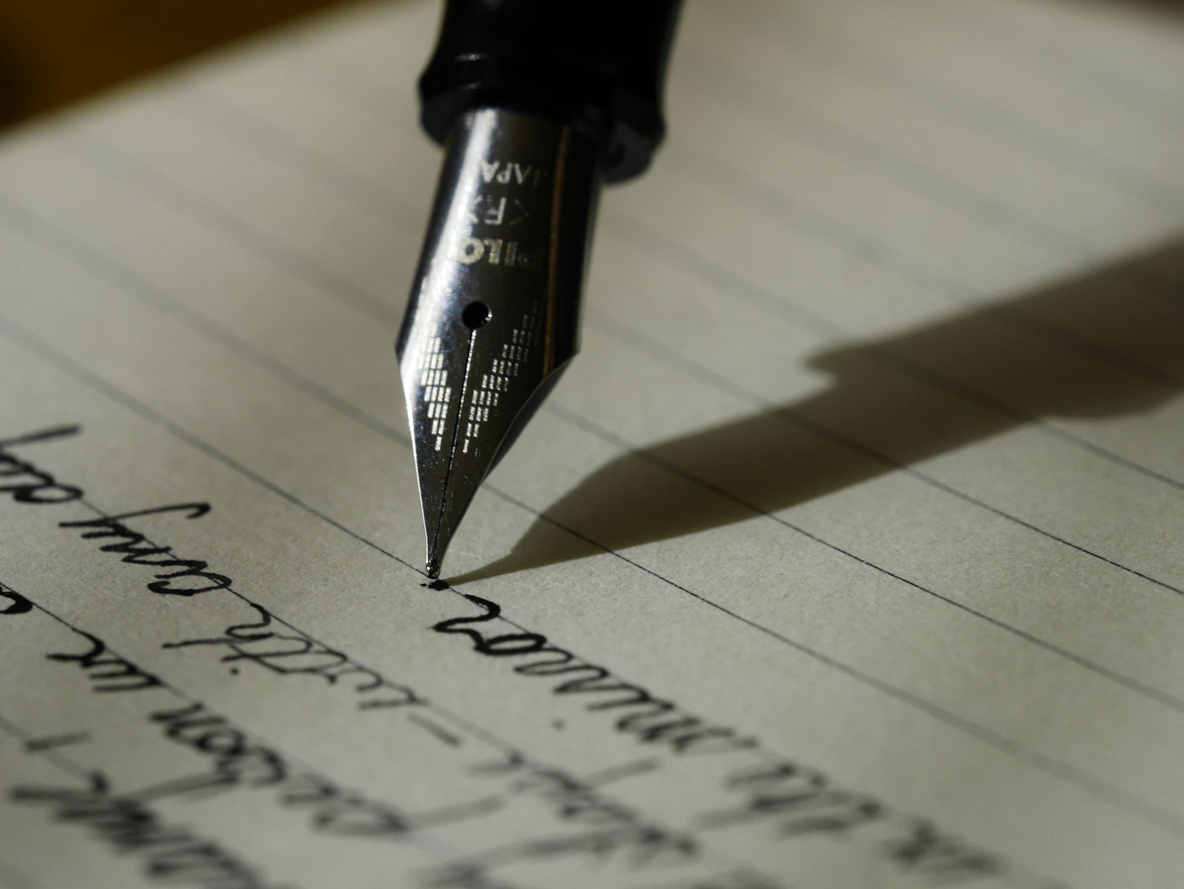 Vulpen die schrijft op gelinieerd papier