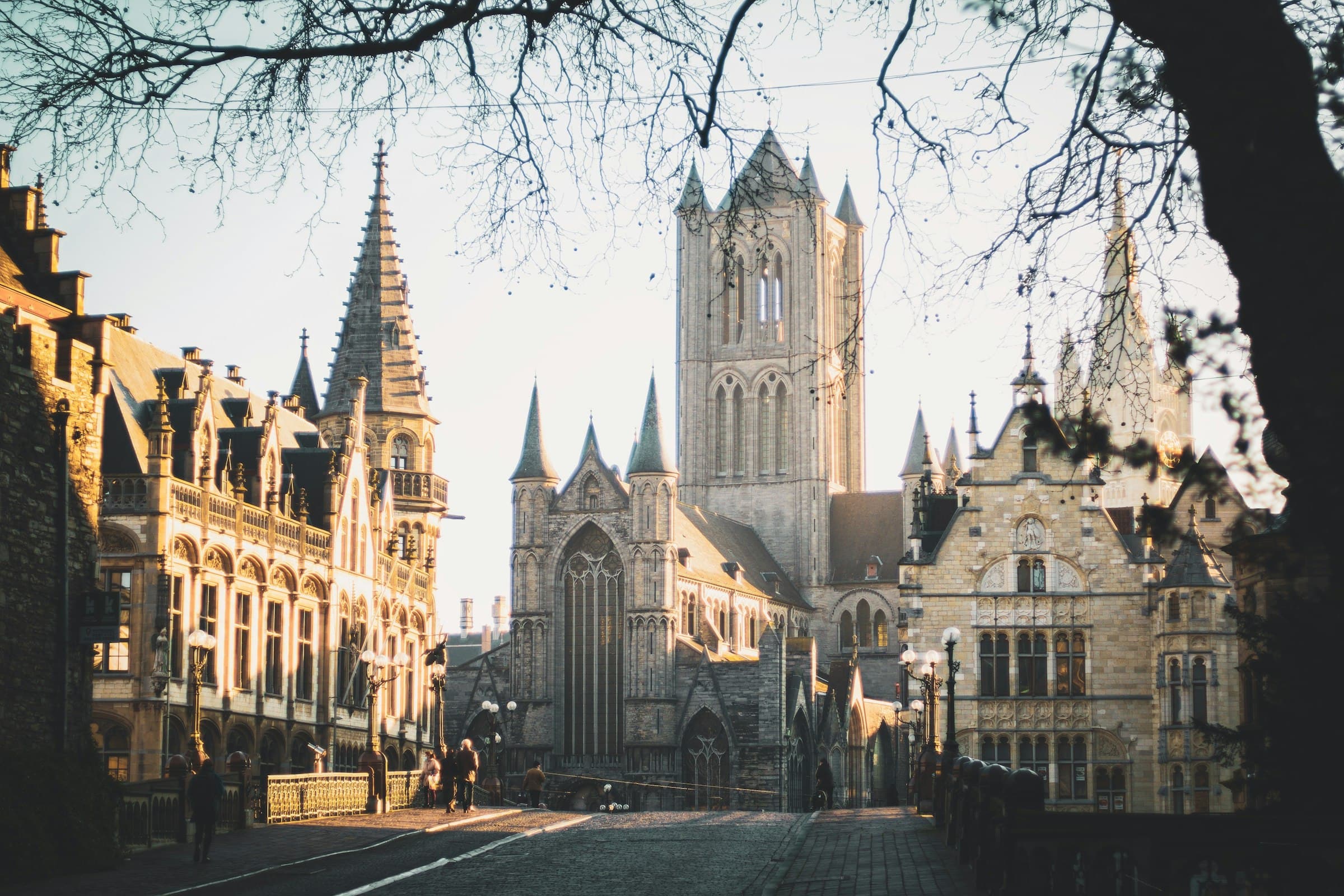 Historische torens en gevels in het centrum van Gent
