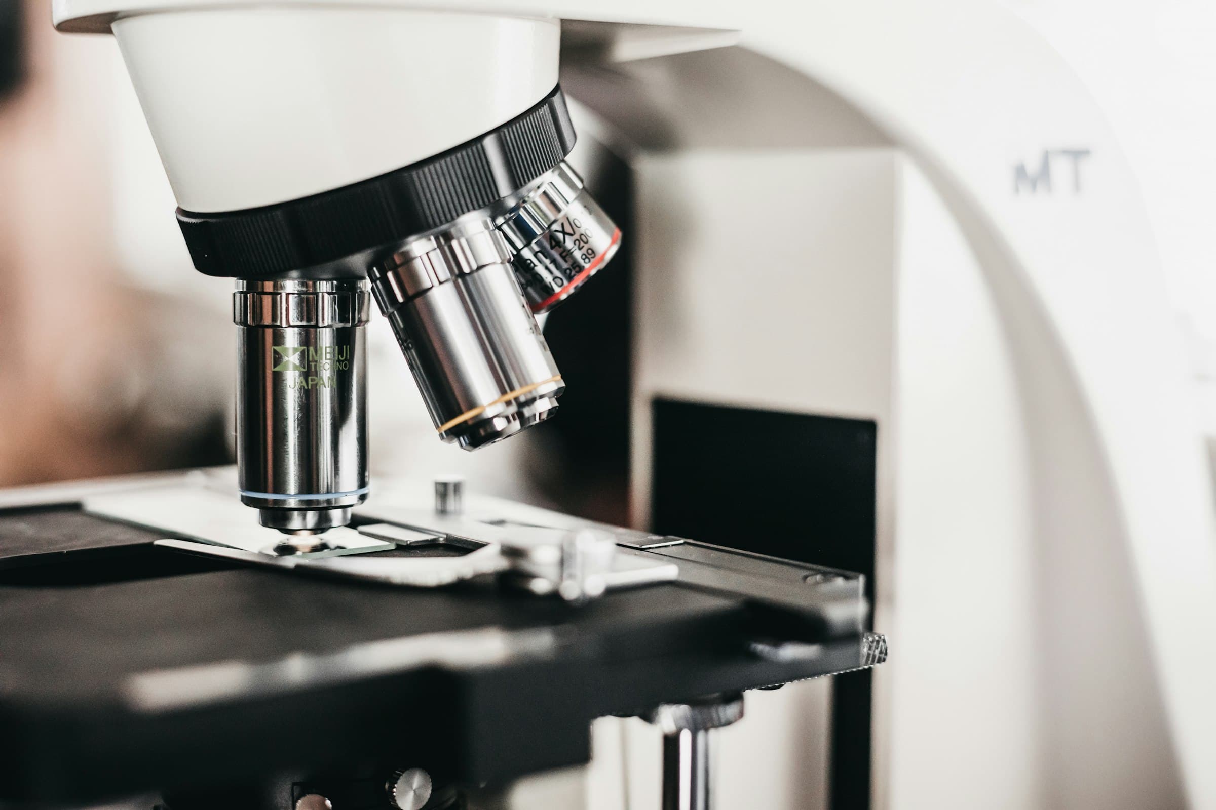 Microscoop op een werkblad in een onderzoekslaboratorium