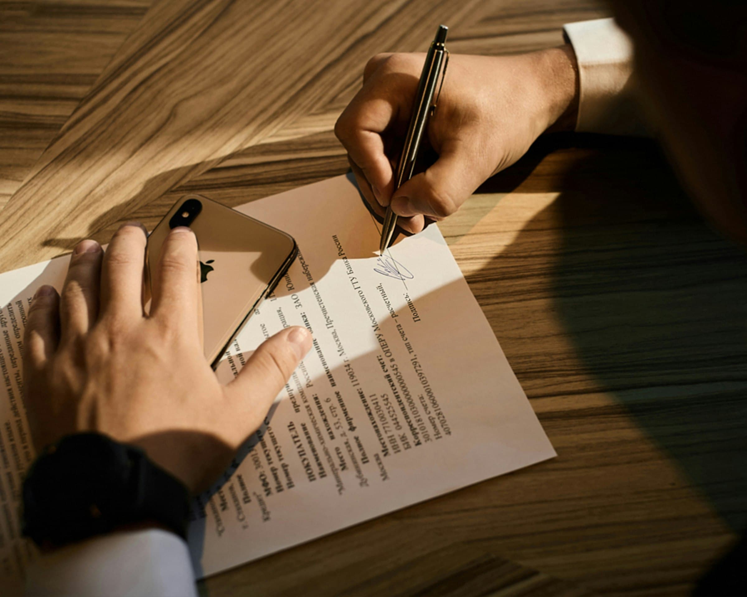 Hand die met een pen een handgeschreven tekst op papier zet
