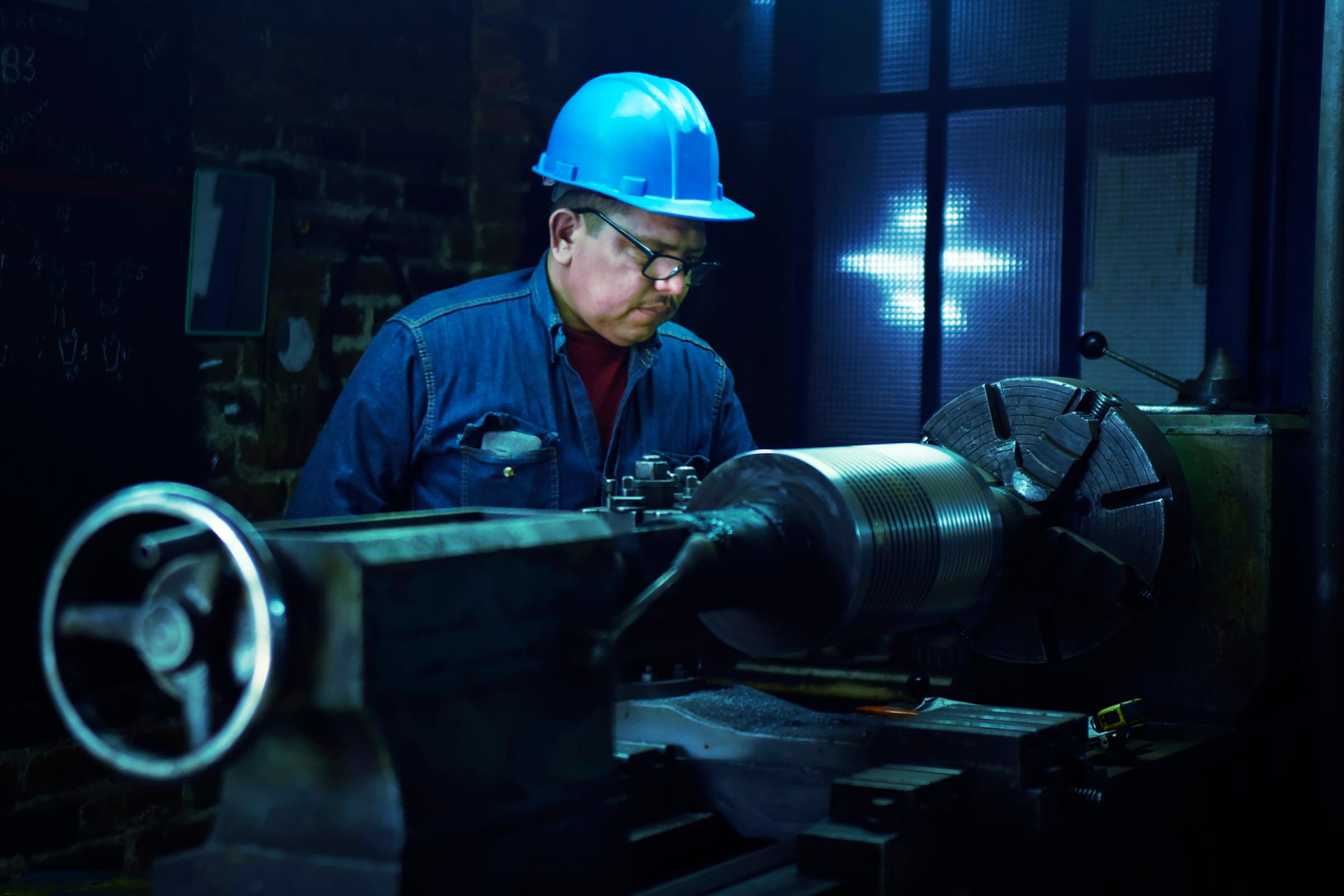 Vakman aan het werk bij een industriële draaibank
